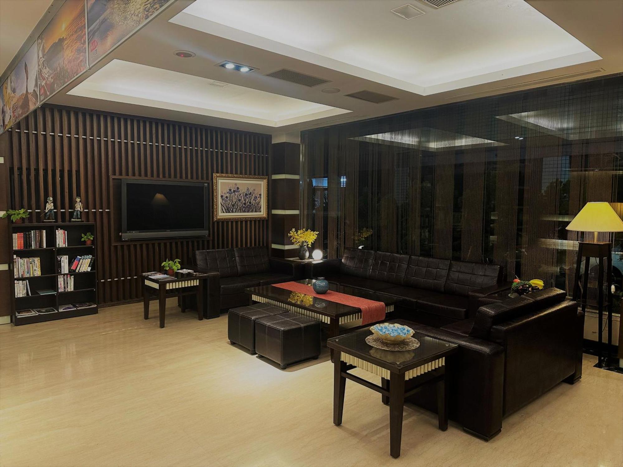 Young Soarlan Hotel - Tainan Exterior photo