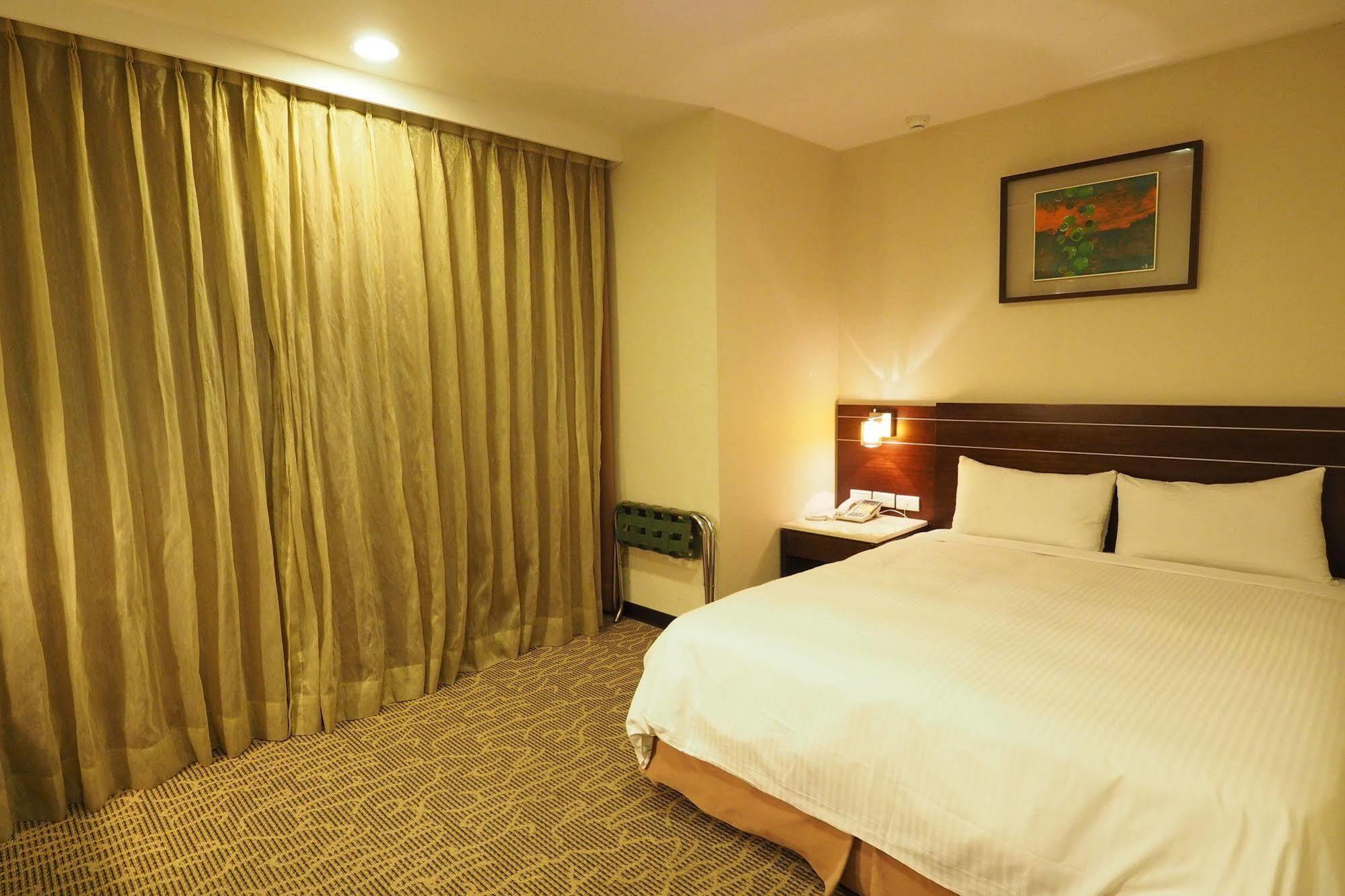 Young Soarlan Hotel - Tainan Exterior photo