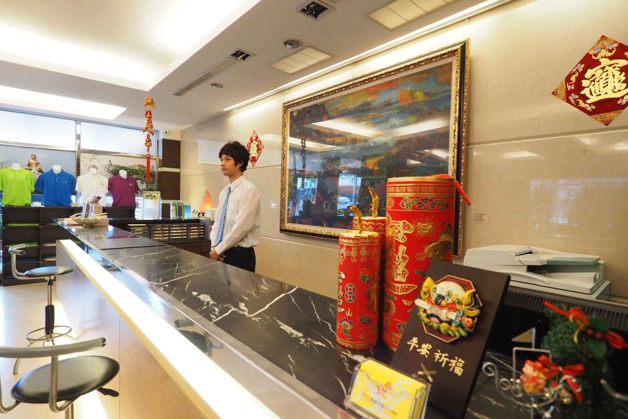 Young Soarlan Hotel - Tainan Exterior photo