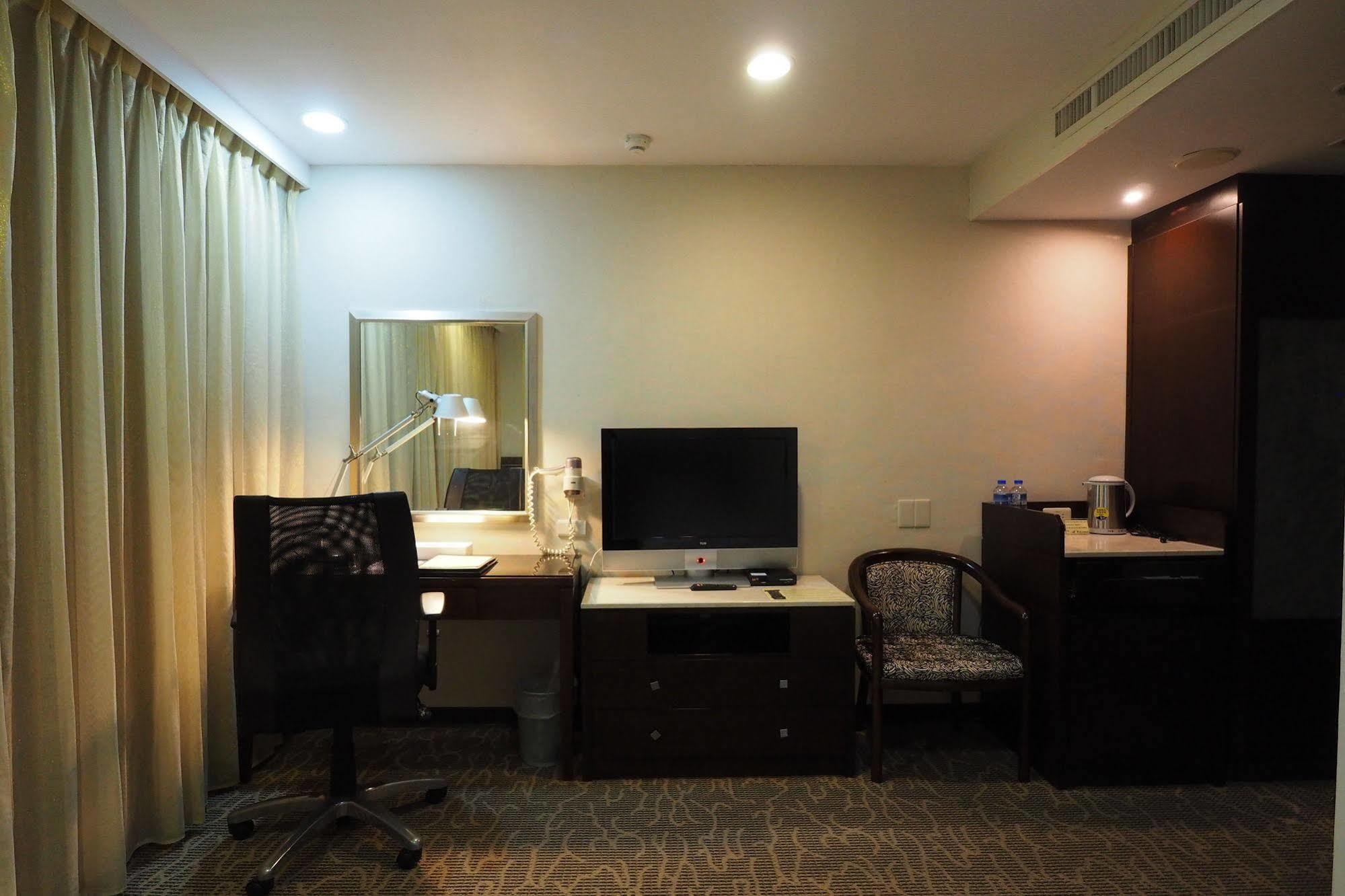 Young Soarlan Hotel - Tainan Exterior photo