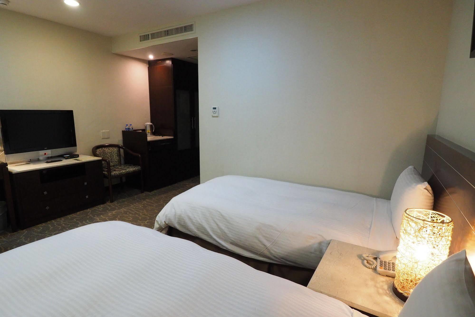 Young Soarlan Hotel - Tainan Exterior photo