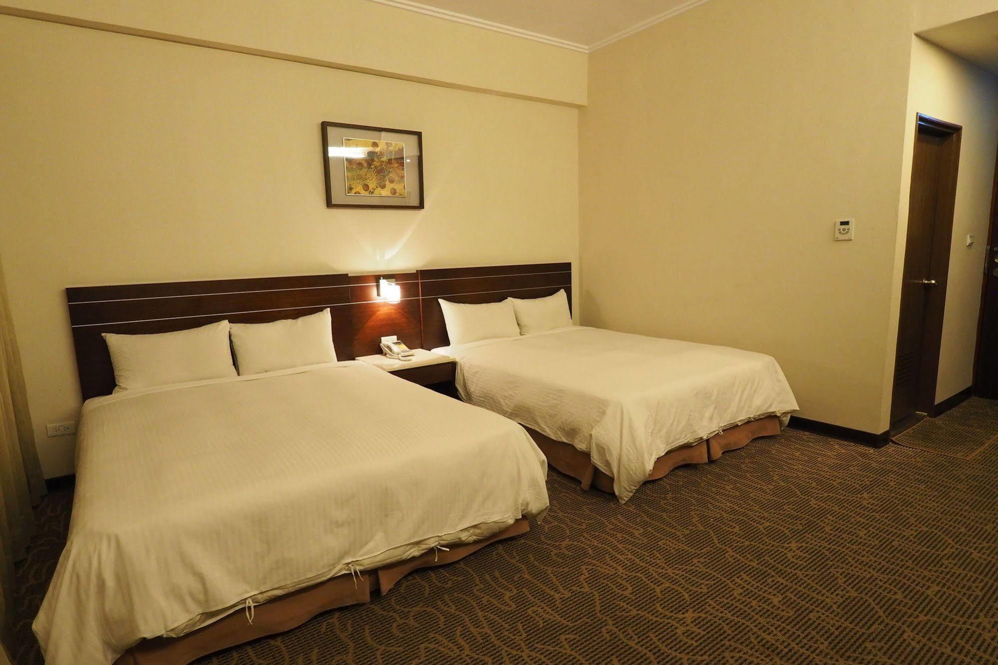 Young Soarlan Hotel - Tainan Exterior photo