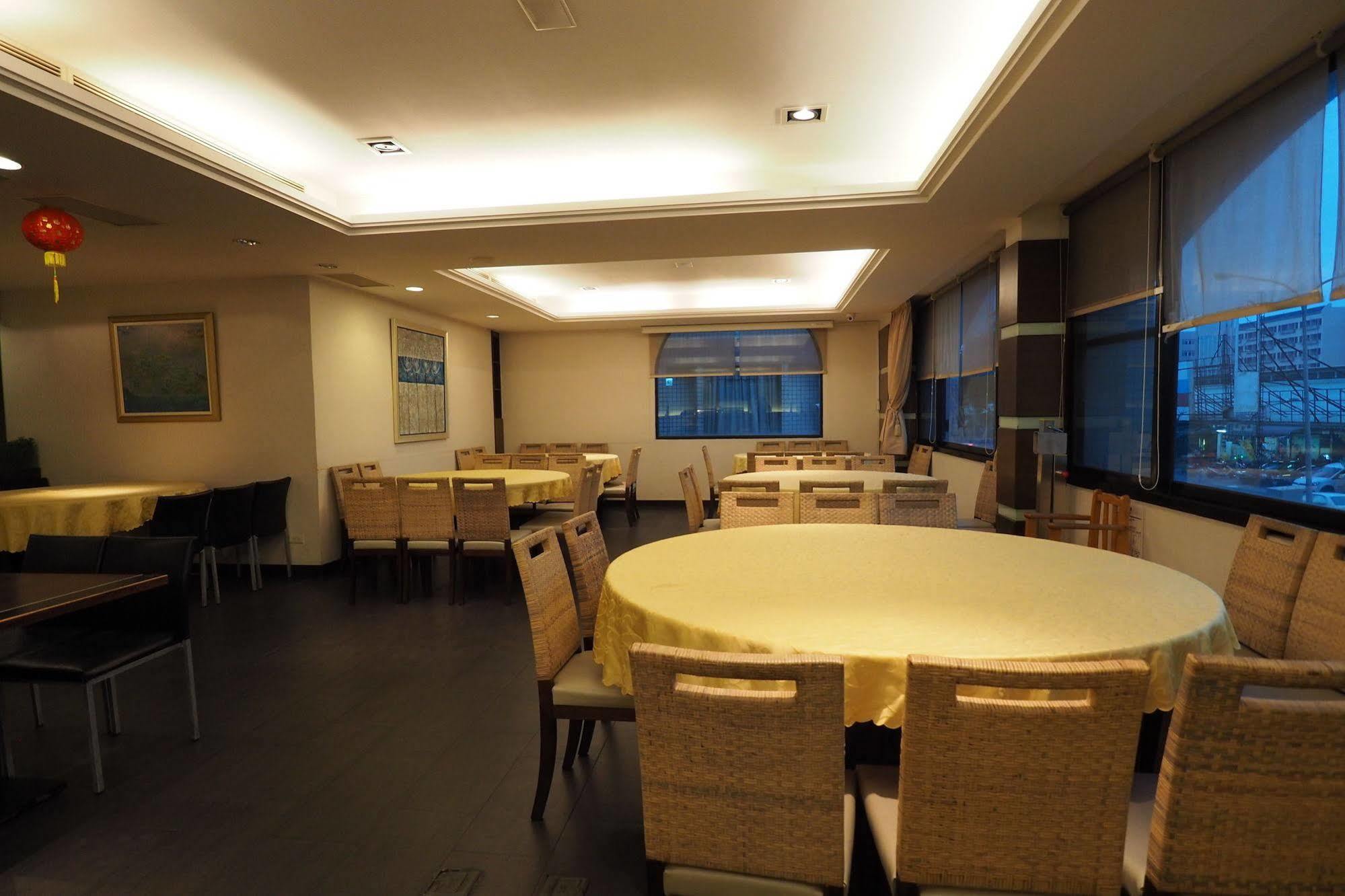 Young Soarlan Hotel - Tainan Exterior photo