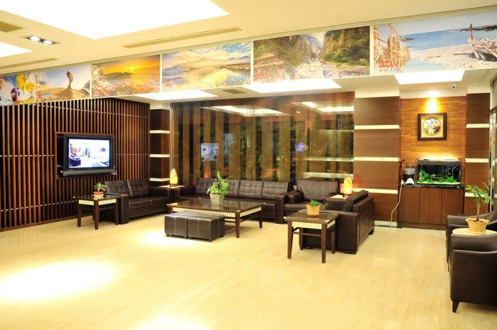 Young Soarlan Hotel - Tainan Exterior photo